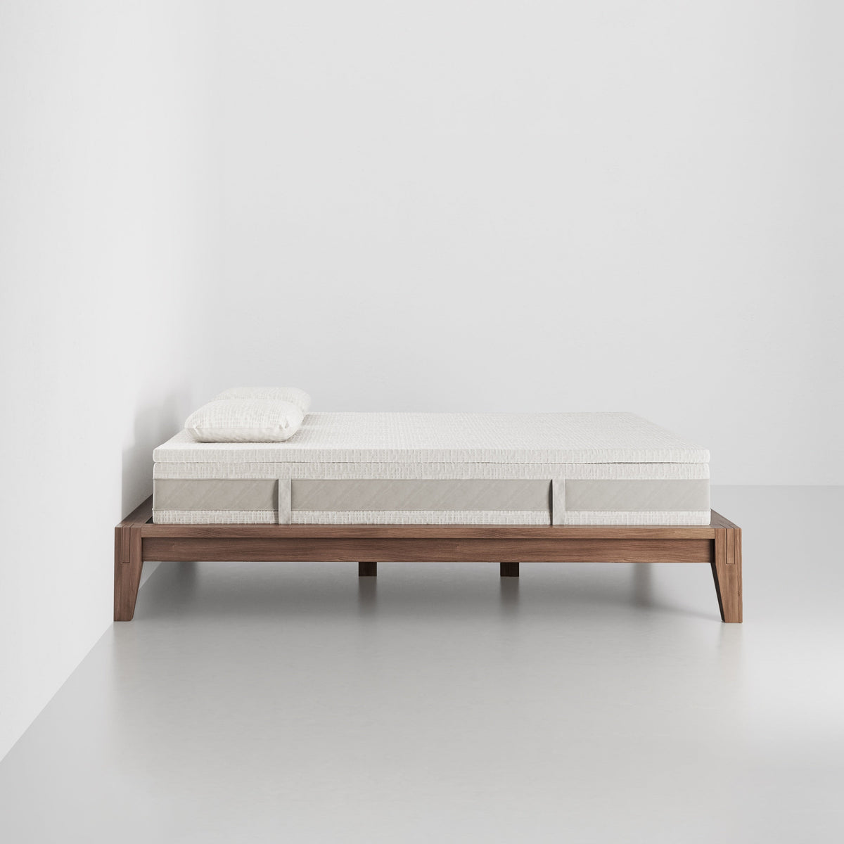 slaapkop The Frame bedframe in walnut rubber wood, side view, 180 cm width